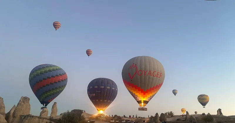 Toàn cảnh thung lũng Cappadocia với hàng trăm khinh khí cầu bay lơ lửng lúc bình minh